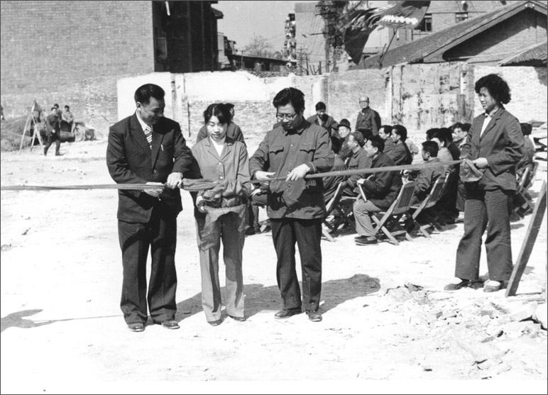 1986年，長虹彩電工程奠基，這樣的剪彩儀式，剪出了中國最大的彩電生產(chǎn)基地之一