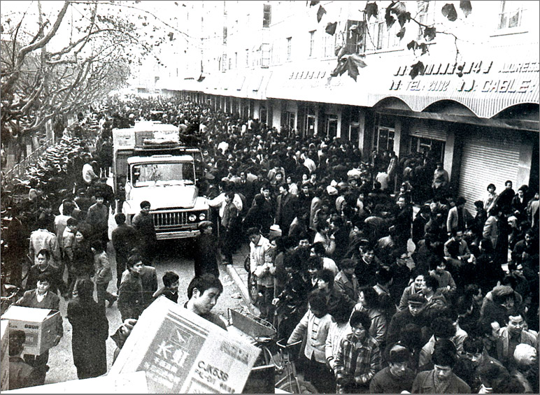 1989年，在彩電計劃調控的年代，長虹彩電的降價引發(fā)搶購潮