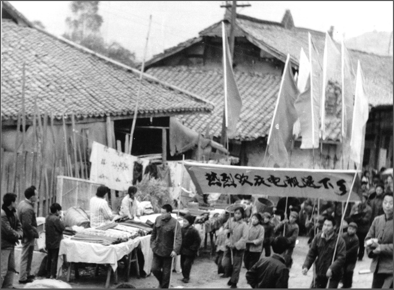 這可能是中國第一場&ldquo;家電下鄉(xiāng)&rdquo;，當時長虹在春季把彩電免費送下鄉(xiāng)，秋天豐收后農(nóng)民有錢了再去收錢