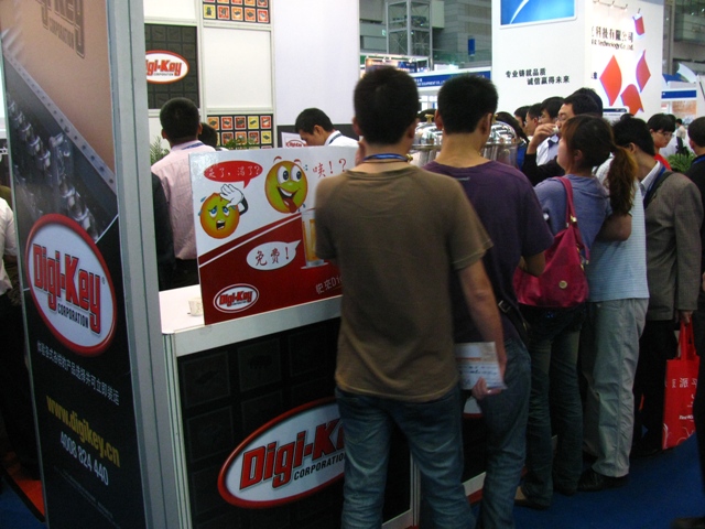 圖9 Digi-Key場面火爆因素之&mdash;&mdash;免費(fèi)的飲料和禮品發(fā)放