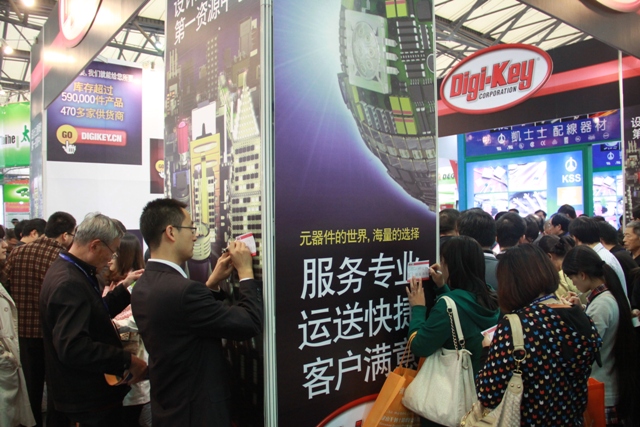 圖2 桌前均是排隊(duì)人群，觀眾靠墻填寫Digi-Key小卡片