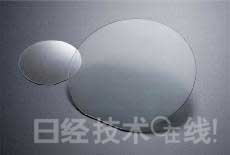 GaN晶圓。左為2英寸產(chǎn)品，右為4英寸產(chǎn)品