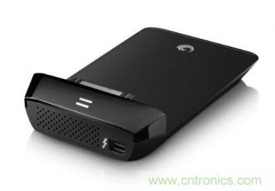 Thunderbolt高速傳輸接口可轉(zhuǎn)換成SATA接口，連接2.5寸硬盤(pán)產(chǎn)品