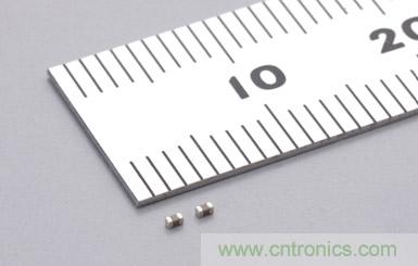  【導讀】目前伴隨著手機、平板電腦、LED照明等高科技電子產品的普及，電子設備正在不斷向小型化發(fā)展，電源的輸出功率也正在不斷增大。因此對電子設備采取過熱保護措施的重要性正在日益增強。其中特別對于只需組成簡單的電路就能夠發(fā)揮過熱保護作用的PTC熱敏電阻的需求正在不斷增加。本屆介紹的是村田一款1.0&times;0.5mm、溫度測量誤差&plusmn;3℃、額定零功率電阻值為1k&Omega;的片式PTC熱敏電阻。  隨著手機、平板電腦、LED照明等高科技電子產品的普及，電子設備正在不斷向小型化發(fā)展，電源的輸出功率也正在不斷增大，因此對電子設備采取過熱保護措施也更加重要，其中特別對于只需組成簡單的電路就能夠發(fā)揮過熱保護作用的PTC熱敏電阻的需求正在不斷增加。  現(xiàn)在具有過熱保護作用的片式PTC熱敏電阻的外形尺寸一般都大于1.6&times;0.8mm，溫度測量*2誤差也都大于&plusmn;5℃。村田利用自己開發(fā)的材料技術和生產工藝技術，成功地實現(xiàn)了外形尺寸為1.0&times;0.5mm、溫度測量誤差為&plusmn;3℃、額定零功率電阻值為1k&Omega;的片式PTC熱敏電阻系列產品的商品化。我們根據該產品的溫度測量值，在從80℃至150℃的范圍中以10℃為單位，劃分了各系列產品。  產品特點      * 外形尺寸小 (1.0&times;0.5mm)     * 溫度測量誤差小 (電阻值為100k&Omega;和10k&Omega;時，溫度測量誤差分別為&plusmn;3℃和&plusmn;5℃)     * 擁有豐富的以10℃為單位的系列產品，能夠滿足客戶的各種溫度測量要求 (80℃～150℃ (電阻值為100k&Omega;時) ; 65℃～135℃ (電阻值為10k&Omega;時) )     * 符合TUV和UL安規(guī)標準  用途      * LED燈的過熱保護和電力控制     * 筆記本電腦的電源散熱等; DC-DC轉換器的MOSFET*3過熱保護; 鋰離子電池保護電路中的MOSFET過熱保護     * 電動機逆變器和線圈的過熱保護和電力控制  術語說明  *1 熱敏電阻: 	對熱敏感的半導體電阻，其電阻值會隨溫度的變化而改變。一般來說，許多人都知道電阻值會隨著溫度的上升而逐步減小的NTC (負溫度系數) 熱敏電阻。然而在熱敏電阻中，還有一種當溫度超過一定的溫度 (居里溫度*4) 時，其電阻值會隨著溫度的升高而急劇增大的元件，這就是PTC (正溫度系數) 熱敏電阻 (POSISTOR?*5) 。PTC熱敏電阻不僅具備過熱保護功能，還具有特有的電阻溫度特性，可被用來控制電流和電力。 *2 溫度測量: 	此系列產品最適用于檢測電阻值達到10k&Omega;或100k&Omega;時的溫度。 *3 MOSFET: 	Metal-Oxide-Semiconductor Field-Effect Transistor (金屬-氧化層-半導體-場效晶體管) 的縮寫。 MOSFET適合作為DC-DC轉換器的開關元件和一般的電流開關等元件。如果其工作溫度超過了一定的溫度，F(xiàn)ET (場效晶體管) 就會被損壞，因此通過使用具有過熱保護作用的POSISTOR?，就能夠防止FET因過熱而損壞。 *4 居里溫度: 	也稱居里點 (Currie Point) 。我公司將電阻值達到溫度為25℃時的電阻值 (額定零功率電阻值) 的2倍時的溫度定義為居里溫度。 *5 POSISTOR?: 	是株式會社村田制作所的注冊商標。  系列產品型號      * PRF15AR102RB6RC     * PRF15BA102RB6RC     * PRF15BB102RB6RC     * PRF15BC102RB6RC     * PRF15BD102RB6RC     * PRF15BE102RB6RC     * PRF15BF102RB6RC     * PRF15BG102RB6RC  特性圖  特性圖  電氣特性  產品型號 	特性 	額定零功率  電阻值(在環(huán)境溫度為+25℃的條件 下) 	 電阻值為10k&Omega;時的溫度測量值 	電阻值為100k&Omega;時的溫度測量值 	最大電壓 PRF15AR102RB6RC 	AR 	1k&Omega;&plusmn;50% 	135&plusmn;5℃ 	150&plusmn;3℃ 	32VDC PRF15BA102RB6RC 	BA 	125&plusmn;5℃ 	140&plusmn;3℃ PRF15BB102RB6RC 	BB 	115&plusmn;5℃ 	130&plusmn;3℃ PRF15BC102RB6RC 	BC 	105&plusmn;5℃ 	120&plusmn;3℃ PRF15BD102RB6RC 	BD 	95&plusmn;5℃ 	110&plusmn;3℃ PRF15BE102RB6RC 	BE 	85&plusmn;5℃ 	100&plusmn;3℃ PRF15BF102RB6RC 	BF 	75&plusmn;5℃ 	90&plusmn;3℃ PRF15BG102RB6RC 	BG 	65&plusmn;5℃ 	80&plusmn;3℃ 外形尺寸圖  外形尺寸圖 生產體制  村田制作所八日市事業(yè)所在2011年3月開始了該系列產品的量產活動。 樣品價格  10日元/個