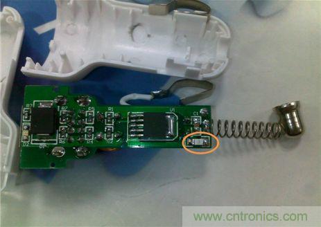 使用AEM-1206HI 2.5A貼片保險(xiǎn)絲，布局簡(jiǎn)單