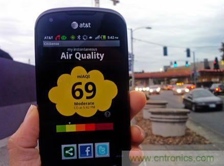圖題：CitiSense傳感器將判定的空氣質量數(shù)值發(fā)送到智能手機上