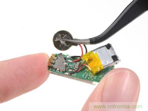 拿下電池，電池還沒有指甲蓋大，5-7天的電量