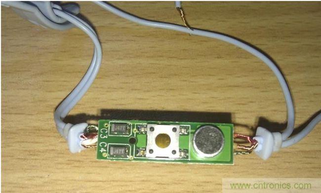 正面，好像是極性電容，一個(gè)按鍵，一個(gè)麥克：