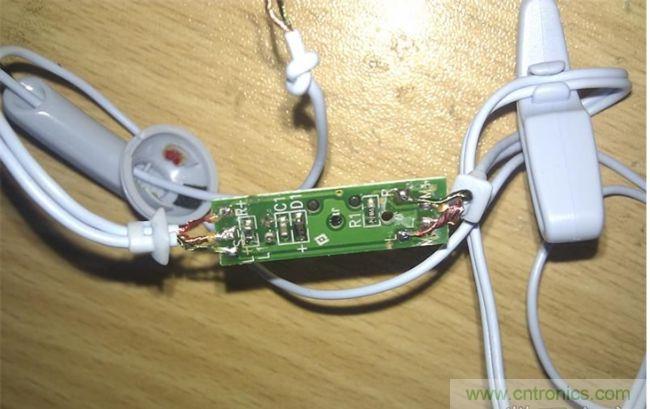 背面：電阻，電容，電感。接線圖也有標(biāo)注。很復(fù)雜的線控。