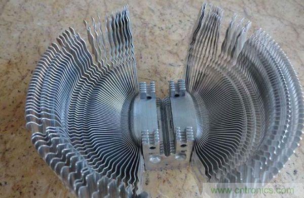 變廢為寶！風(fēng)扇散熱器變身山寨LED燈