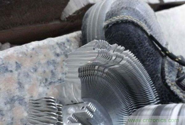 變廢為寶！風(fēng)扇散熱器變身山寨LED燈