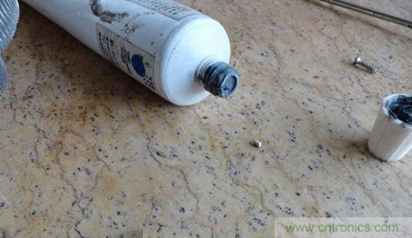 變廢為寶！風(fēng)扇散熱器變身山寨LED燈