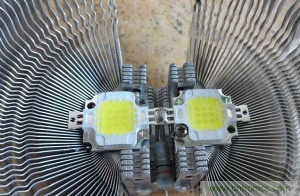 變廢為寶！風(fēng)扇散熱器變身山寨LED燈
