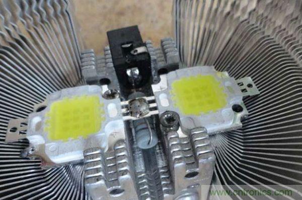 變廢為寶！風(fēng)扇散熱器變身山寨LED燈