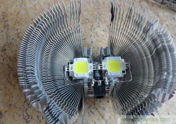 變廢為寶！風(fēng)扇散熱器變身山寨LED燈