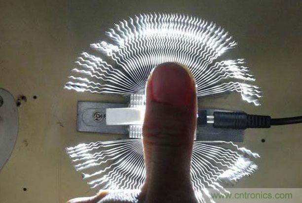 變廢為寶！風(fēng)扇散熱器變身山寨LED燈