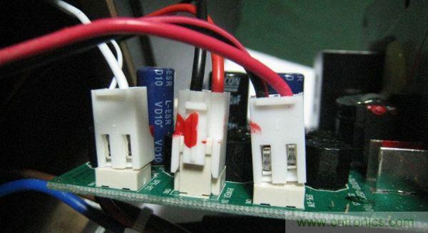 左邊是連接高音，中間是電源，右邊是低音連接