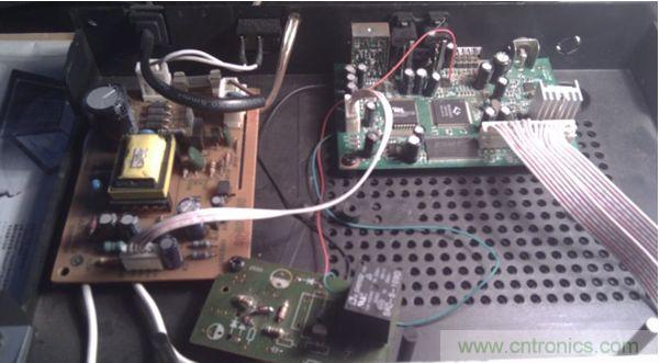 加了個(gè)繼電器，兩個(gè)三極管，五個(gè)電阻和一個(gè)二極管(三極管把解碼板的小信號(hào)進(jìn)行了兩級(jí)放大,電阻是偏置作用)。