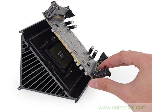 將主板摘下，處理器最后拆下