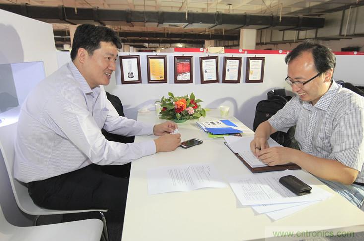 左一，Molex高級地區(qū)營業(yè)經(jīng)理王中