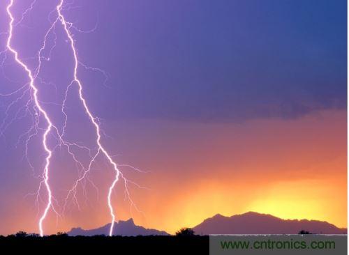 【導(dǎo)讀】處于空間變化的強(qiáng)電磁場中的物體，由于電磁感應(yīng)，在其內(nèi)部就會產(chǎn)生很高的感應(yīng)電動勢，很容易造成意外?，F(xiàn)在家用電器的也采取了各種相應(yīng)的防護(hù)措施，特別是雷電的防護(hù)，不要以為在家里的電器就不怕雷電哦，&ldquo;家里&rdquo;也不安全的，所以雷天下電器防雷常識還是不可少的。  家用電器的防護(hù)，除了避免人為損壞外，諸多不可抗力因素所帶來的損壞也要采取相應(yīng)的防護(hù)措施，特別是雷電的防護(hù)。雷電流在50～100微秒的時間內(nèi)，從０變化到幾萬安，再由幾萬安變化到０，在其周圍空間會產(chǎn)生瞬變的強(qiáng)電磁場。處于空間變化的強(qiáng)電磁場中的物體，由于電磁感應(yīng)，在其內(nèi)部就會產(chǎn)生很高的感應(yīng)電動勢。以前，由于它的成災(zāi)概率極小，沒有引起人們的注意，但隨著微電子技術(shù)的重大進(jìn)展，超大規(guī)模集成電路誕生，它的能耗小、靈敏度極高等特點(diǎn)，使得其容易被損壞。          在建筑物內(nèi)，大量布設(shè)著各種導(dǎo)體線路。當(dāng)建筑物遭受雷擊或其周圍發(fā)生雷擊時，雷電流將在建筑物內(nèi)部空間產(chǎn)生瞬態(tài)磁場脈沖，這種磁場脈沖干擾上述回路后，將在回路中感應(yīng)出瞬態(tài)過電壓，危及這些回路相連的設(shè)備。雖然建筑物做好了防雷措施，但建筑物不可避免的會出現(xiàn)露洞。比如大面積的門窗可以讓電磁波入侵來去自由，輸電線路引雷入室等等。甚至有些電器還是露天使用的，因此應(yīng)做好電器防雷。 6   電力系統(tǒng)因其裸露而置于高空，是最易遭受雷擊的。20世紀(jì)初，在電力系統(tǒng)應(yīng)用到輸電線中上時創(chuàng)造了避雷線，即接閃器是一根或兩根架設(shè)在輸電線上方的接地鋼線，也就是前面所稱的&ldquo;避雷線&rdquo;。由于它簡單有效，所以在房屋建筑上也推廣了這種形式的接閃器，將它安裝在房屋上容易發(fā)生雷擊的地方，起到避雷的作用。現(xiàn)在許供電線路采用地下電纜，對防雷有了很大的幫助。但高壓運(yùn)輸還是必須架空明線，因此，必須使用避雷線。          人們通常用過壓保護(hù)器來保護(hù)電器。其防雷原理是：這種保護(hù)器有兩個端口，電器電源火線與零線分別各接保護(hù)器的一個端口，每個保護(hù)器另一端再接地，通過間隙擊穿達(dá)到對地放電的目的。在正常工作電壓下，避雷器間隙不會被擊穿，當(dāng)過電壓沿導(dǎo)線傳過來危及被保護(hù)設(shè)備的過電壓時，避雷器間隙很快被擊穿，對地放電，使大量的電荷都泄入到大地，從而限制了被保護(hù)設(shè)備的輸入電壓，起到了保護(hù)設(shè)備的作用。過電壓過去以后，間隙能迅速恢復(fù)，使電器正常工作。一些高檔的電器自帶保護(hù)器，但是還有許多的電器沒有這一裝置。因此，應(yīng)在入戶電線接上保護(hù)器。在雷暴天氣時，如果沒有特別的用電要求，最好將入戶總閘關(guān)閉。          微電子技術(shù)的發(fā)展，用電器大量使用集成電路。雷電發(fā)生時的電磁效應(yīng)是集成電路的克星。而現(xiàn)在使用集成電路最多的莫過于計(jì)算機(jī)了，為了防止電磁感應(yīng)對其的破壞，計(jì)算機(jī)的主機(jī)外殼一般由金屬制成。利用金屬的靜電屏蔽和對電磁波的趨膚效應(yīng)，對防止感應(yīng)雷有很好的效果。