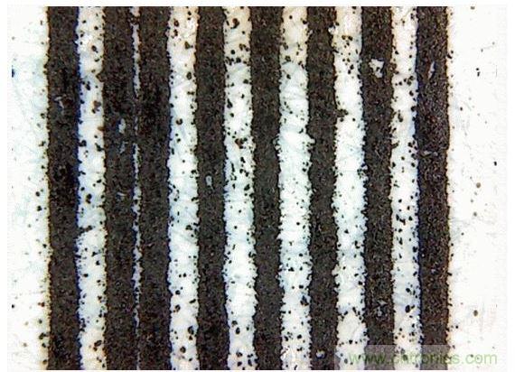 惠普(HP)Laserjet 600 M601(5mil的線寬和間距&mdash;&mdash;顯微鏡圖像)。注意空白處的碳粉斑點和兩條并在一起的線