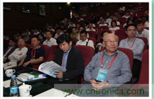 圖6：哈爾濱工業(yè)大學教授楊孝宗和蘇州納米技術與仿真研究所博導張鋌等專家坐鎮(zhèn)2015中國創(chuàng)客論壇，為中國創(chuàng)新加油！