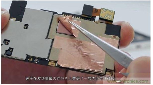 爆拆堅果手機(jī)內(nèi)部結(jié)構(gòu)