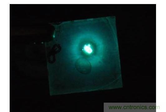 只需要一點點不同于傳統(tǒng)的配方，相同的單層也可以發(fā)出明亮的藍光