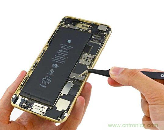 與iPhone 5S相比，電池尺寸更大，電池效率提高了16%。整部手機(jī)看起來(lái)就像一件藝術(shù)品，但看不到太多的內(nèi)部構(gòu)造。（來(lái)源：iFixit）