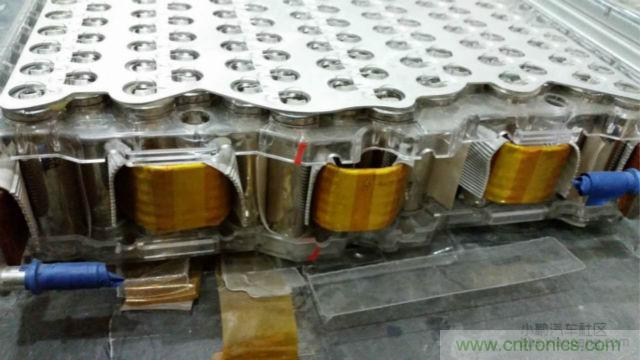 【導讀】對于電動汽車的核心&mdash;&mdash;電池，我們要求其安全、能量密度高、壽命長，充電時間短，同時又要性能卓越等等。那么對比電動汽車電池來說怎么樣才算是達標？又怎么樣才算是性能優(yōu)越呢?毫無疑問鋰離子電芯作為其最基本的單元，其優(yōu)劣至關重要。  電池是電動汽車的&rdquo;心臟&ldquo;。從電動汽車發(fā)展以來，各種技術路線百花爭鳴，爭論不休。其中應用最廣的鋰離子電芯，就有三元、磷酸鐵鋰、錳酸鋰等多種技術路線并存的現(xiàn)象。同時鋰離子電芯還分為方形，軟包，圓柱三種結構形式。  而這越是紛繁蕪雜，就越能代表了我們還在不斷探索，代表了電動汽車的急切盼望：電動汽車需要一顆強大的&ldquo;心臟&rdquo;。  對于電池包的要求  對于電動汽車的核心&mdash;&mdash;電池，我們要求其安全、能量密度高、壽命長，充電時間短，同時又要性能卓越等等。而這一項一項的要求，看似苛刻，但卻又無一不是電動汽車實現(xiàn)產業(yè)化的硬性指標。  那么對比電動汽車電池來說怎么樣才算是達標？又怎么樣才算是性能優(yōu)越呢?毫無疑問鋰離子電芯作為其最基本的單元，其優(yōu)劣至關重要。  但就拿我們最關注的安全性來說，是不是電芯安全了，電池包就安全了呢？  我們可以看到2002年，磷酸鐵鋰(LFP)首次被美國Valance公司產業(yè)化，隨即引起了中國市場的廣泛關注。從2004年開始，我國掀起了一股投資磷酸鐵鋰材料和磷酸鐵鋰動力電池的熱潮，磷酸鐵鋰其相對穩(wěn)定，安全性較高。隨后，它成為我國正極材料的主要路線，爭議暫告段落。  但是，隨著特斯拉在動力電池使用了鎳鈷鋁酸鋰的正極材料，爭論再次出現(xiàn)。磷酸鐵鋰其較低的能量密度，已經使其處于劣勢。 1 據(jù)調研發(fā)現(xiàn)，進入2014年以來，國內鋰電池正極材料產業(yè)整體出現(xiàn)了向三元材料轉移的趨勢，下游的電池廠基本都在開發(fā)三元材料的電芯，也引導著上游的材料企業(yè)開始加大對三元材料的開發(fā)和生產力度。  而一系列的變化，也恰恰說明鋰電行業(yè)在慢慢的摸索，慢慢走向成熟。就比如說一個電池包的安全，光靠電芯安全是遠遠不夠的，其必須上升到一個系統(tǒng)的層級來。也就是說電池包的安全，靠的是整個電池系統(tǒng)，而不僅僅是某個單一的元素。  更何況一個安全、可靠、性能卓越的電池包，更是涉及到多領域知識的耦合，其更需要一個完善、可靠的系統(tǒng)來實現(xiàn)。就好比飛機被認為是最安全的交通工具，不單單是&ldquo;安全&rdquo;的發(fā)動機，&ldquo;安全&rdquo;的結構，就能保障的，其中還綜合運用了人為因素分析、軟件安全性、風險管理和定量風險評估等各種先進技術來預防事故發(fā)生，可以說是系統(tǒng)保障了安全。  下面我們就從電池系統(tǒng)中抽離出其一個核心部件電池模組，淺談一下各種不同的模組結構。  關于電池模組  電池模組可以理解為鋰離子電芯經串并聯(lián)方式組合，并加裝單體電池監(jiān)控與管理裝置。電池模組的結構設計往往能決定一個電池包的性能和安全。其結構必須對電芯起到支撐、固定和保護作用。同時如何滿足過電流要求，電流均勻性，如何滿足對電芯溫度的控制，以及是否有嚴重異常時能斷電，避免連鎖反應等等，都將是評判電池模組優(yōu)劣的標準。  而隨著電動汽車的發(fā)展，以及人們對性能的追求，熱管理更是成為了電池模組設計的一個至關重要的環(huán)節(jié)。自然冷卻已經不能滿足我們的需求。風冷則由于其效率較低，且對電芯溫度的一致性較難控制，而表現(xiàn)的力不從心。因此，高性能需求的電池模組，其熱管理的解決方案已經轉向液冷或相變材料。下面就介紹一下各種不同結構電芯的模組設計。  &middot; 方形電池模組  方形電芯可以說是我國汽車動力電池里，應用最多的電芯了。其外殼的材質有鋁、鋼、以及塑膠。其電芯厚度是三種結構中最厚的，由此也造成其內部和外表面的溫差較大。其模組結構也多為自然冷卻和風冷的結構。  我們來看看寶馬I3的電池模組設計。  我們可以看出，I3的電池模組從結構上已經具備一個高性能模組所需的要素，而一臺高性能的電動汽車，就是靠著每一處的細節(jié)共同搭建而成的。當然其散熱、均溫以及可靠性等等，還有待市場的驗證。 2 （▲ 寶馬I3方形電池模組）  &middot; 軟包電池模組  軟包電芯的電池包，也是近期比較熱門的一種結構類型，其用在國外的電動車上比較多。  軟包電芯的物理結構決定了其不易爆炸，一般只有外殼能承受的壓力足夠高，才有可能炸，而軟包電芯內部壓力一大，便會從鋁塑膜邊緣開始泄壓、漏液。同時軟包電芯也是幾種電芯結構中，散熱最好的。  目前，市面上賣得最多的還是日產的Leaf，其模組結構為全密封式的，并未考慮散熱，即不散熱。  而Leaf在市場上頻繁反饋的容量衰減過快，與此熱管理也不無關系。顯然隨著人們對于高性能電動車的追求，迫使軟包電芯也必須要有主動式的熱管理結構。  下面我們來看看一款World Congress展臺上的液冷軟包模組。其模組由電芯層疊而成，而電芯間有間隔排布的液冷板，其保證每顆電芯都有一個大面接觸到液冷板，并充分發(fā)揮了軟包電芯液冷的優(yōu)勢。 3 （▲ 液冷軟包電池模組）  當然軟包電芯要將液冷技術做成熟也并非易事，其必須考慮液冷板的固定，密封性，絕緣性等等。同時可靠的電連接，以及具有&ldquo;保險絲&rdquo;結構連接片，這都是高性能軟包模組的方向。  我們可以看到軟包電芯其配合完善的模組結構后，其優(yōu)勢會得以凸顯。  圓柱電池模組  圓柱電芯可謂是在各類電子產品中，應用最廣泛的結構。如今，在電動汽車行業(yè)也占有一定得份額。最典型的即是18650電芯了，其工藝經過多年的沉淀，并在大規(guī)模的自動化生產的條件下，現(xiàn)今屬于最成熟，穩(wěn)定且一致性最好的電芯。  而圓柱電芯更是有著目前最高的能量密度，其三元材料的電芯能做到210~250Wh/kg。國內目前的圓柱電池包多為自然冷卻或風冷的結構，其效果不盡如人意。  我們來看看，將圓柱型電芯推到風口浪尖上的特斯拉電池模組。  相信已經有不少人見過特斯拉的模組了：  組成一臺特斯拉汽車需要7000多顆18650電芯，一個模組則需要400多顆電芯，同時為了高性能的目標又要在模組上集成多項功能，可見其工作量和難度之大。其中，甚至還用上了一些跨行業(yè)的技術，使人眼前一亮，為之拍案。好比電芯連接的&ldquo;保險絲&rdquo;設計。  可以說，身處電池行業(yè)的人，反而很少有人能想得到，這也許就是當局者迷吧。而這一技術的應用則極大地提高了電池的安全性能。同時，還有液冷管道的應用，極大地解決了18650電芯的散熱和均溫的問題，這對電池的性能和壽命都是一個極大的幫助。不僅如此，其電池模組在空間尺寸上的利用，更可謂是精打細算。  在這里還是要佩服一下特斯拉將事情做到極致的態(tài)度，也就是這樣一個模組，成為了一個高性能的特斯拉電池包所必不可少的核心部件。 4 電動之心  通過以上一些簡單的列舉，我們不難看出，無論何種結構的電芯其實都不乏一些好的應用范例。而對于鋰離子電芯，如果作為一款革命性的產品，目前看來仍有很多不足和局限。但我們與其一味坐等材料的發(fā)展，不如多考慮一下，如何做好電池模組，做好電池系統(tǒng)。而這也是我們打造一顆強大&ldquo;電動之心&rdquo;的必經之路。