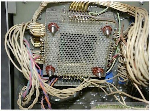 拆解也懷舊，讓人驚嘆的古董級(jí)可編程科學(xué)計(jì)算器 from 1966