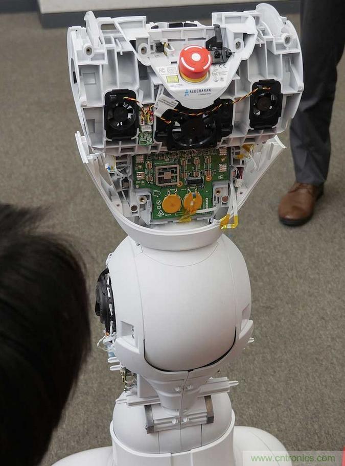 拆解筆記本不過癮，那就來拆拆日本情感機器人吧！