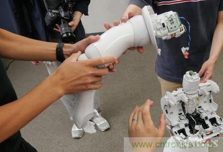 拆解筆記本不過癮，那就來拆拆日本情感機器人吧！