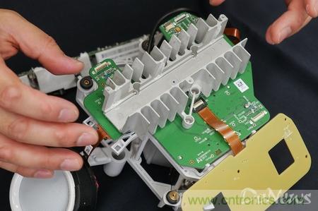 拆解筆記本不過癮，那就來拆拆日本情感機器人吧！