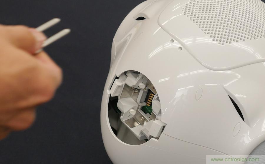 拆解筆記本不過癮，那就來拆拆日本情感機器人吧！