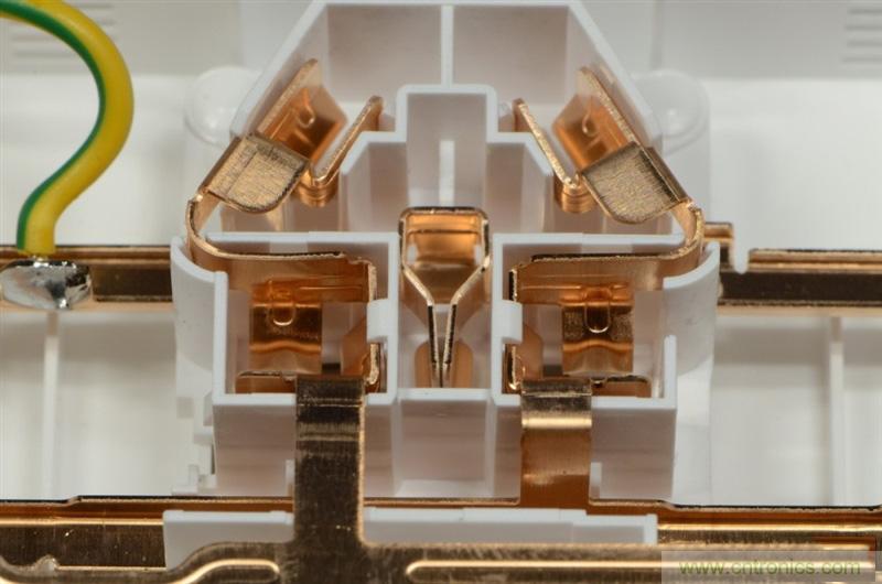 做工怒贊 神秘芯片！小米智能插線板拆解、評測