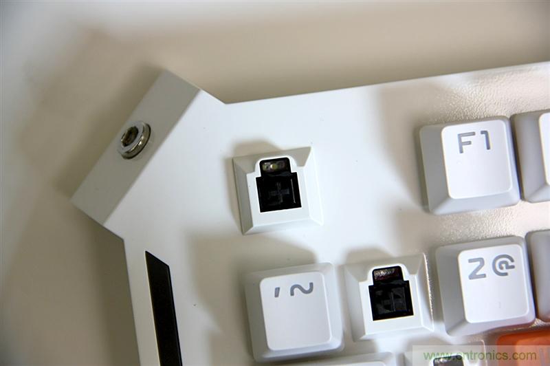 曾經(jīng)的網(wǎng)吧統(tǒng)治者&mdash;雙飛燕血手幽靈機(jī)械鍵盤(pán)，真世界最快？