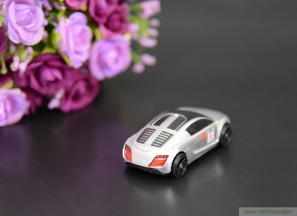 虛擬與現(xiàn)實(shí)相結(jié)合的飛車游戲，讓你體驗(yàn)速度與激情的碰撞！