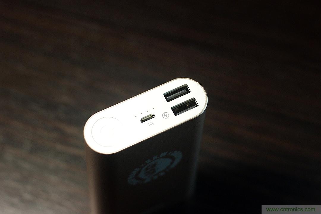 移動(dòng)電源也玩雙引擎？快到你想象不到