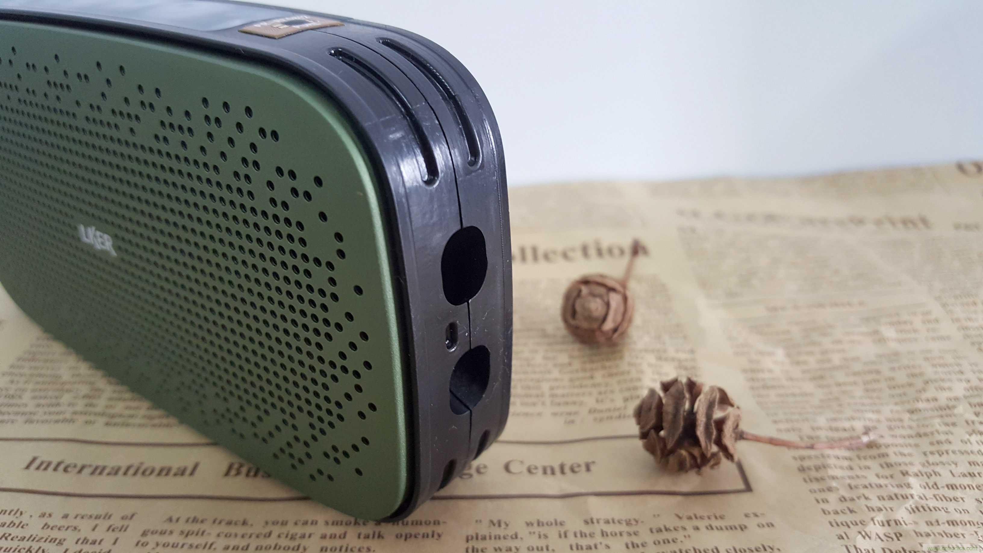 搞怪&ldquo;美人魚&rdquo;盡享靈克藍(lán)牙音箱的天籟之音！