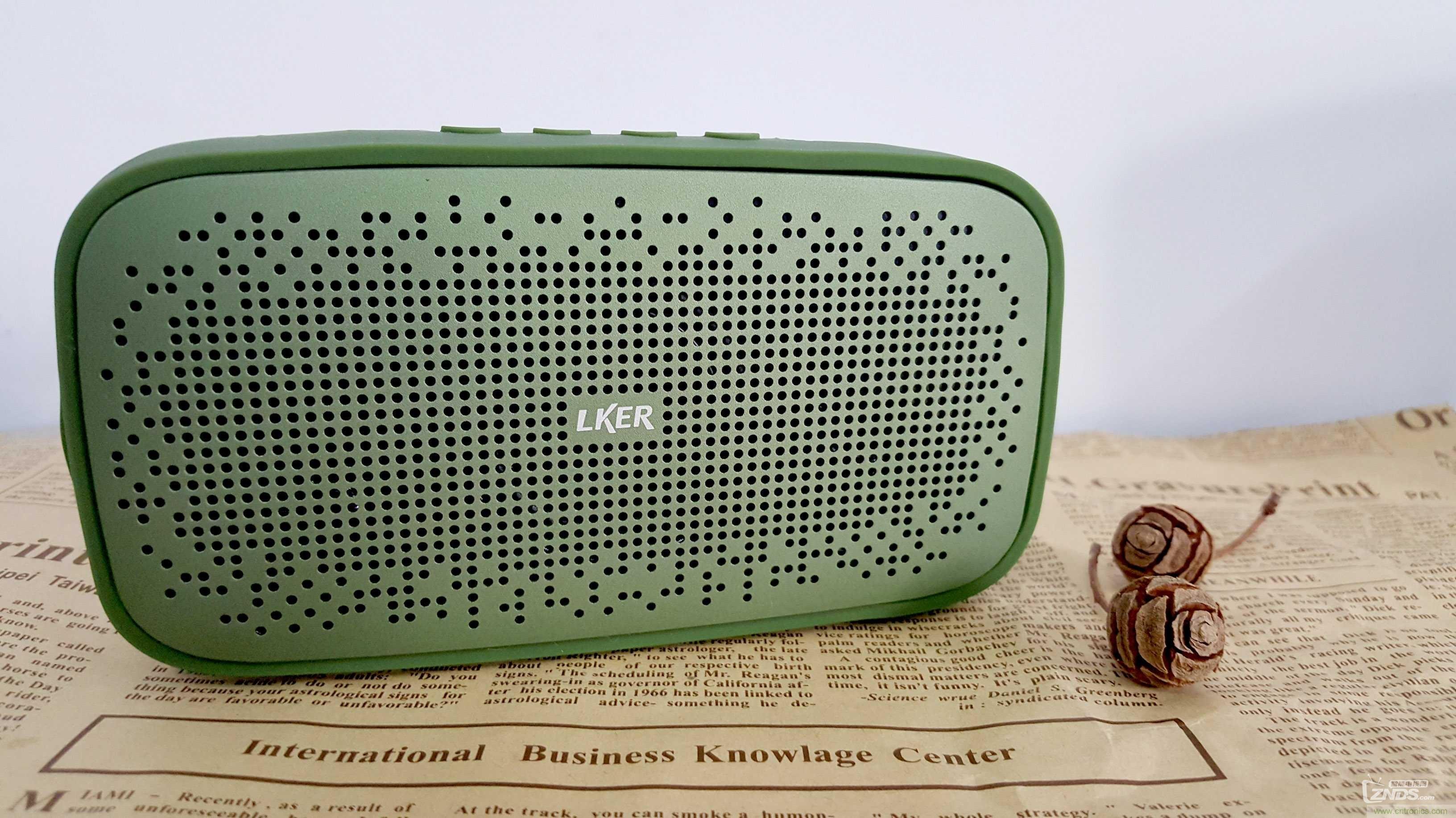 搞怪&ldquo;美人魚&rdquo;盡享靈克藍(lán)牙音箱的天籟之音！