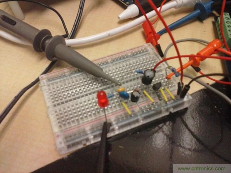 帶開關(guān)轉(zhuǎn)換器的8位MCU如何減少成本和電路板空間？