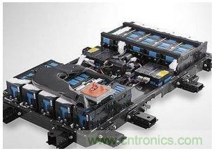 【導(dǎo)讀】電池管理系統(tǒng)（BMS）作為實(shí)時(shí)監(jiān)控、自動(dòng)均衡、智能充放電的電子部件，起到保障安全、延長(zhǎng)壽命、估算剩余電量等重要功能，通過一系列的管理和控制，保障電動(dòng)汽車的正常運(yùn)行。   據(jù)相關(guān)統(tǒng)計(jì)，2013年全球電池管理系統(tǒng)市場(chǎng)產(chǎn)值成長(zhǎng)逾10%，2014年至2016年成長(zhǎng)幅度將大幅躍升至25-35%。到2020年前，電動(dòng)汽車將保持約15%~30%的年復(fù)合增長(zhǎng)率，除了純電動(dòng)汽車、插電式混合動(dòng)力汽車和混合動(dòng)力汽車的數(shù)量增長(zhǎng)之外，新型的48V輕度混合動(dòng)力系統(tǒng)也將顯著促進(jìn)增長(zhǎng)。鑒于此，電子發(fā)燒友采訪了美國力特公司（Littelfuse）中國區(qū)銷售總監(jiān)查勇。  針對(duì)當(dāng)前市場(chǎng)，力特公司中國區(qū)銷售總監(jiān)查勇談到，當(dāng)前基于低或零排放而改善空氣質(zhì)量的需求，對(duì)汽車提出更高的效率要求，隨著整個(gè)汽車中電負(fù)載的增加（如汽車動(dòng)力的提升、多媒體用電等），要求高電壓供電以及更強(qiáng)大的供電系統(tǒng)。  目前電動(dòng)汽車/混合動(dòng)力汽車架構(gòu)主要有四類：一是HEV（Hybrid），油、電混合動(dòng)力，電池靠發(fā)動(dòng)機(jī)充電；二是PEV（Plug-in），油、電混合，電池需外部充電；三是BEV（ Battery Electric Vehicle），純電池供電；四是化學(xué)燃料電池供電。查勇表示，當(dāng)前油、電混合動(dòng)力汽車占有的市場(chǎng)比例比較大，后期會(huì)慢慢往純電動(dòng)轉(zhuǎn)型。   那么，鋰離子電池有哪些優(yōu)勢(shì)？  我們知道，電動(dòng)汽車的供電系統(tǒng)是由若干個(gè)鋰離子電池組成的。   鋰電池組是由一個(gè)個(gè)電池單元組成，每一個(gè)電池組大約有500~7000個(gè)單元，這對(duì)電池的管理與控制提出了更高的要求。   鋰電池技術(shù)將是任何類型電動(dòng)汽車的基礎(chǔ)。查勇表示，目前還在不斷改進(jìn)之中，未來將提供所需的最佳成本及功能性，對(duì)于成本在未來幾年里預(yù)計(jì)將降低四分之一到三分之一，而能量密度具有相同的增長(zhǎng)幅度。在上圖中，鉛酸電池、鎳氫電池、鋰離子電池的比較表，可以看到鋰離子電池在功率密度和充電循環(huán)壽命上的優(yōu)勢(shì)是其它無法替代的。    鋰電池系統(tǒng)存在哪些技術(shù)瓶頸？   對(duì)于鋰離子電池技術(shù)方面，還有很多地方需要進(jìn)一步完善，查勇談到主要有三點(diǎn)：  其一，充放電狀態(tài)。當(dāng)充放電狀態(tài)在一定范圍內(nèi)時(shí)電池才能安全可靠地運(yùn)行，高放電和過充電會(huì)降低鋰離子電池的效率和壽命，理想的荷電狀態(tài)為最大充電量的20%至90%左右；  其二，安全電池工作電壓。保持電池電壓在最低2 V和最高4.2 V之間，過高的電池電壓會(huì)導(dǎo)致過多的電流流動(dòng)，在最壞的情況下，短路會(huì)破壞電池；  其三，熱管理。溫度控制尤為重要，因?yàn)檫^高的溫度可能會(huì)在負(fù)極過程中導(dǎo)致一種聯(lián)鎖反應(yīng)，從而導(dǎo)致因可能的電極短路以及可燃?xì)怏w從有機(jī)溶劑（電解液）中除氣而發(fā)生危險(xiǎn)情況。  要使電池工作在可靠和安全的狀態(tài)，就必須管理電池的充、放電狀態(tài)，及監(jiān)管電池的安全工作電壓，目前大多采用的是主動(dòng)均衡和被動(dòng)均衡技術(shù)。查勇補(bǔ)充到，對(duì)于保護(hù)器件保險(xiǎn)絲而言，小體積，高電壓仍是一個(gè)技術(shù)難點(diǎn)。  安全性方面該如何把控？  鋰離子電池需要通過電池管理系統(tǒng)進(jìn)行仔細(xì)監(jiān)測(cè)和調(diào)節(jié)，對(duì)電池管理系統(tǒng)本身進(jìn)行保護(hù)是保證這一重要的系統(tǒng)在所有情況下（組裝、保養(yǎng)、正常操作）安全可靠。    在短路情況下，會(huì)在電力線上引起強(qiáng)大的電流。查勇表示，針對(duì)這樣的情況，推薦使用具有較高分?jǐn)嗄芰Φ谋ｋU(xiǎn)絲的合適的熔斷技術(shù)，如力特公司的0HEV系列。電池管理系統(tǒng)通常通過高阻抗感應(yīng)線連接，因此短路電流會(huì)顯著降低，允許使用電子保險(xiǎn)絲，電當(dāng)然壓高低要求取決于電池結(jié)構(gòu)。   針對(duì)電池保護(hù)，力特保險(xiǎn)絲和TVS二極管保護(hù)具有很大的優(yōu)勢(shì)：   1） 作為全球保護(hù)器件的領(lǐng)導(dǎo)者，力特提供全系列的保護(hù)器件，包括Fuse、PPTC TVS Diode、TVS Diode Array，同時(shí)提供不同的保護(hù)方案；  2） 所有器件滿足AEC-Q101和AEC-Q200汽車認(rèn)證；  3） LAB 能針對(duì)客戶提供多樣的測(cè)試需求。   查勇指出，隨著越來越多的汽車應(yīng)用（如電池傳感器線路保護(hù)）依賴電子保險(xiǎn)絲，在目前汽車中使用的電子保險(xiǎn)絲沒有定義官方標(biāo)準(zhǔn)的情況下，力特根據(jù) AEC-Q200 準(zhǔn)則制定了一項(xiàng)測(cè)試計(jì)劃，對(duì)保險(xiǎn)絲在汽車應(yīng)用的適用性和可靠性進(jìn)行測(cè)試，這項(xiàng)測(cè)試計(jì)劃包含18項(xiàng)測(cè)試，例如1000小時(shí)高溫高濕測(cè)試、1000循環(huán)溫度沖擊測(cè)試、特殊機(jī)械沖擊及振動(dòng)測(cè)試等，所用的樣本量也有更加嚴(yán)格的要求。&ldquo;只是一次測(cè)試做到了還不夠，如何保證每批貨都通過這個(gè)測(cè)試？整個(gè)質(zhì)量控制體系才能保證高品質(zhì)的一致性和持續(xù)性，這是某些廠商所不具備的，需要特別注意。&rdquo;   另外，力特不斷在汽車應(yīng)用電子保險(xiǎn)絲的合格范圍內(nèi)提供更多的產(chǎn)品。對(duì)于直流濾波電容和IGBT的保護(hù)，過去使用的是齊納二極管，但是它們無法提供與 TVS 二極管相同的優(yōu)勢(shì)，如快速響應(yīng)、更高的浪涌能力和更高的可靠性。   比如，車載充電器通過CAN 總線與其他系統(tǒng)進(jìn)行通信，在密集的汽車環(huán)境中，CAN 線路會(huì)遭受ESD或其他汽車系統(tǒng)通過耦合或傳導(dǎo)而引起的其他瞬變所導(dǎo)致的過電壓應(yīng)力。對(duì)此，查勇表示，針對(duì)CAN總線開發(fā)出了專用的保護(hù)器件，SM24CANA和SM24CANB. 其不僅具有ESD能力，還有一定的抗浪涌能力，同樣也滿足AEC-Q101汽車認(rèn)證。  不難發(fā)現(xiàn)，鋰電池系統(tǒng)是由若干單節(jié)電池組成的，架構(gòu)都比較復(fù)雜，是整個(gè)系統(tǒng)能否可靠工作的關(guān)鍵所在，也極易受到靜電、開關(guān)功率負(fù)載、感應(yīng)浪涌、過負(fù)載、短路等過電流和過電壓得威脅，因此精心選擇和正確放置保護(hù)元器件進(jìn)行過電壓和短路保護(hù)尤為重要。  最后，查勇表示，大力發(fā)展新能源汽車已成為各國共識(shí)，世界主要國家如美國、中國、日本、德國、韓國、英國等都紛紛建立了自己宏偉的新能源汽車產(chǎn)業(yè)規(guī)劃。新能源汽車的安全性問題，一直是汽車產(chǎn)業(yè)的重點(diǎn)工作之一，在展望新能源汽車快速發(fā)展的同時(shí)，我們須認(rèn)識(shí)到，穩(wěn)定、高效、安全、可靠的電池管理系統(tǒng)產(chǎn)品，是保障電動(dòng)汽車的正常運(yùn)行的關(guān)鍵，只有這樣新能源汽車才能擁有可持續(xù)發(fā)展的未來。