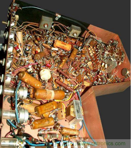 1948年Motorola的VT-71「Golden View」7吋電視機(jī)就是采用點(diǎn)對點(diǎn)接線。（圖片來源：Wikimedia/Westernelectric555）