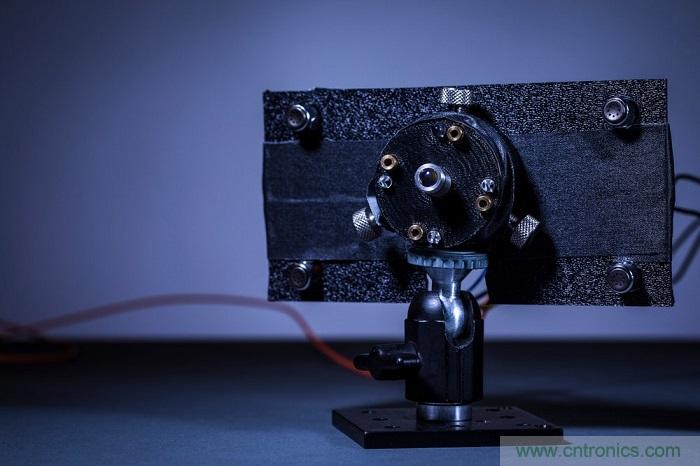 室內(nèi)激光無線充電新技術(shù)亮相，可媲美傳統(tǒng) USB 線纜