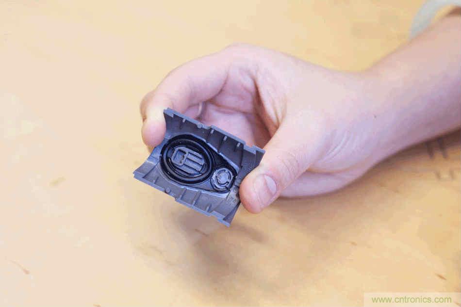 拆解戴森吹風(fēng)機(jī)：近三千元的價(jià)格貴在哪？