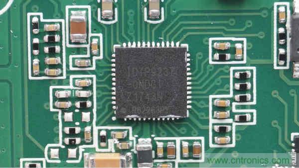 拆解華為保時(shí)捷設(shè)計(jì)快充無(wú)線充電器：憑啥能賣699？