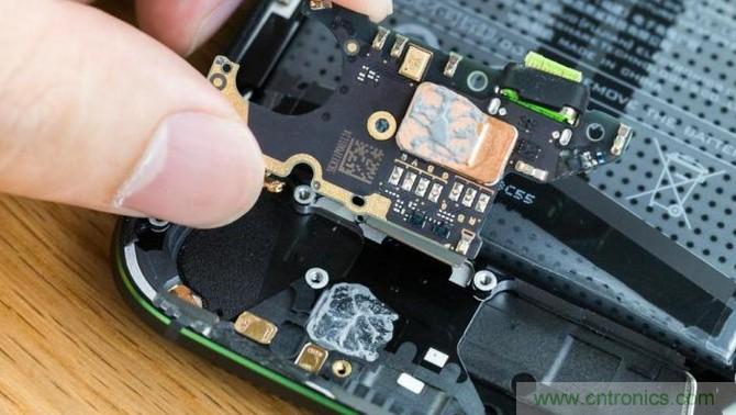 拆解黑鯊手機(jī)：多級(jí)直觸一體式液冷系統(tǒng)有什么門道？