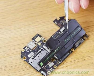 拆解黑鯊手機(jī)：多級(jí)直觸一體式液冷系統(tǒng)有什么門道？